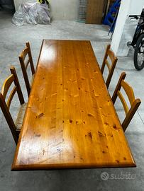 Tavolo in legno con 4 sedie