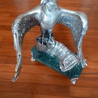 Falco rivestito in argento.