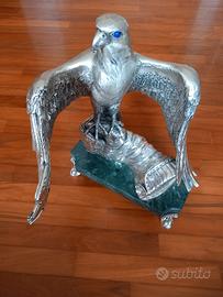 Falco rivestito in argento.