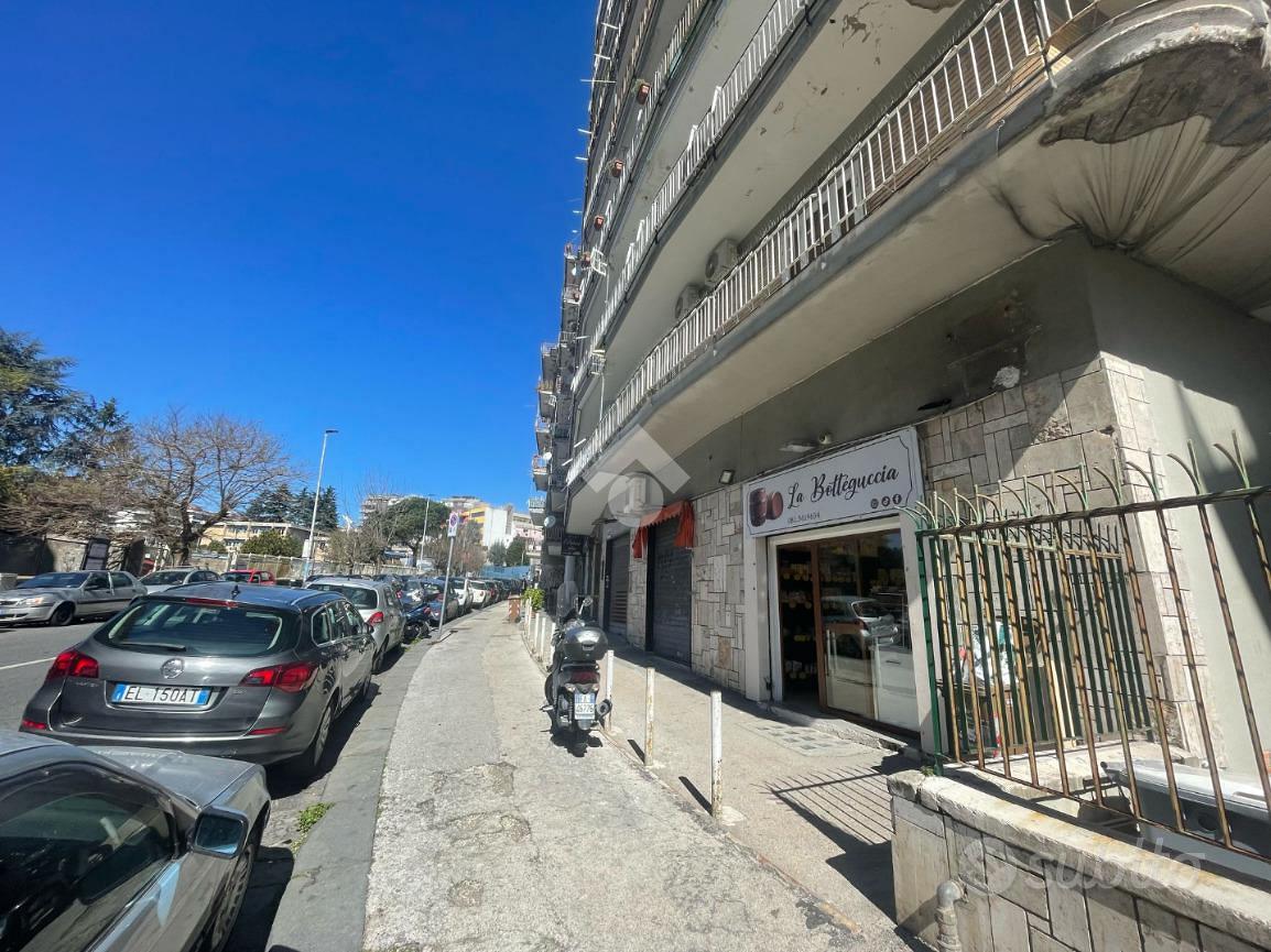 NEGOZIO A NAPOLI - Vista 3