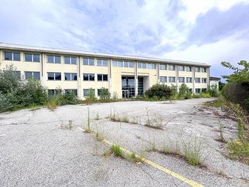 Complesso direzionale con ampio parcheggio