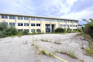 Complesso direzionale con ampio parcheggio