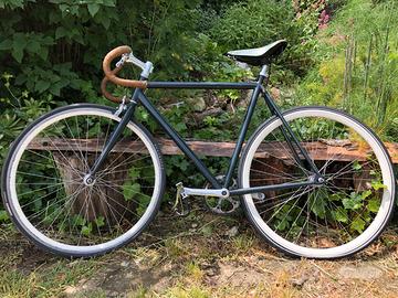 Bicicletta scatto fisso