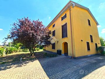 TRIFAMILIARE A COLORNO