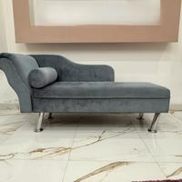 Divano grigio in buone condizioni