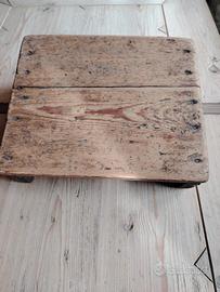 Antico sgabello /poggiapiedi in legno di abete 