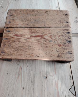 Antico sgabello /poggiapiedi in legno di abete 