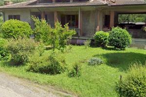 Casa indipendente con capannone ed aerea edificabi