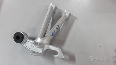Supporto pedana posteriore sx SUZUKI GSXR 1000 K7