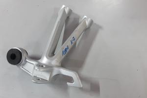 Supporto pedana posteriore sx SUZUKI GSXR 1000 K7