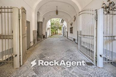 Palazzo / Stabile di 791 m² con più di 5 locali a 