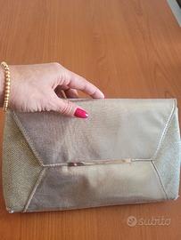 borsetta dorata con catenina