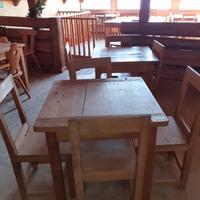 Sedie e tavoli in legno