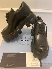 Prada Stringate Monolith in pelle spazzolata
