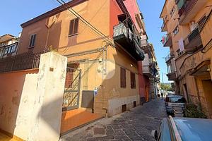 3 LOCALI A NAPOLI