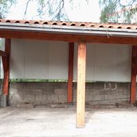 Tettoia in legno con tegole