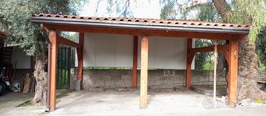 Tettoia in legno con tegole