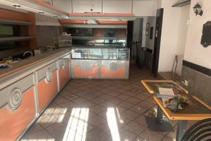 Locale ,mura e licenza per attività commerciale