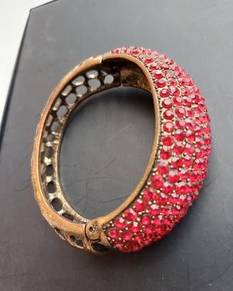 Bracciale in ottone e strass rosso rubino.