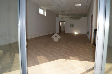 NEGOZIO A CHIESINA UZZANESE