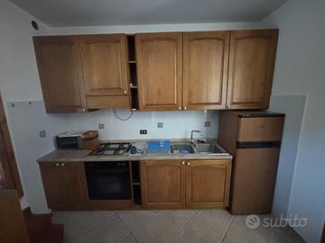 Cucina con fuochi forno e frigo seconda casa
