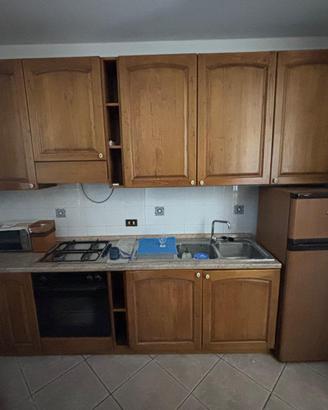 Cucina con fuochi forno e frigo seconda casa