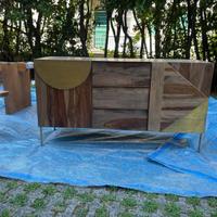 Credenza in legno e metallo dorato