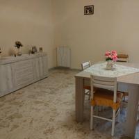 mobile sala con tavola e sedie