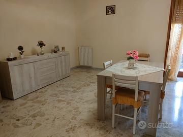 mobile sala con tavola e sedie