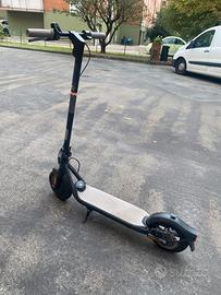 Monopattino elettrico Ninebot Segway f25e