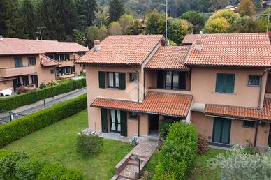 VILLA A SCHIERA A BARZANÒ