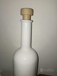 Bottiglie bianche pregiate da liquore con tappo