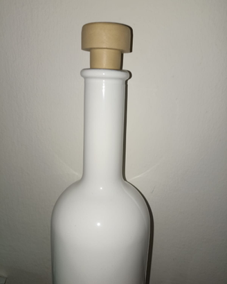 Bottiglie bianche pregiate da liquore con tappo