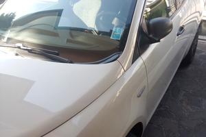 Lancia y 