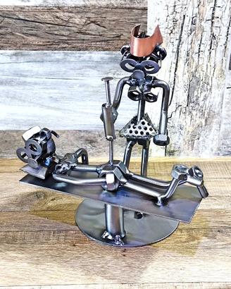 Scultura viti e bulloni infermiera dottoressa.