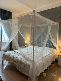 Letto romantico a baldacchino con zanzariera