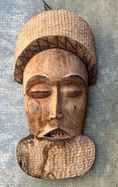 Maschera artigianale africana in legno intagliato
