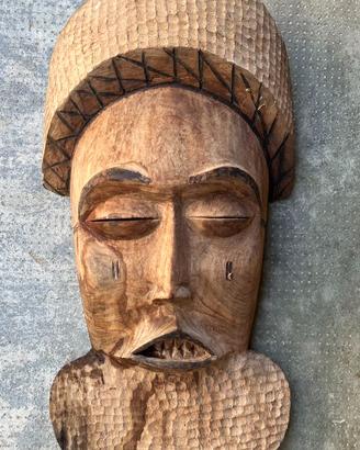 Maschera artigianale africana in legno intagliato
