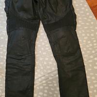 pantaloni moto con rinforzi
