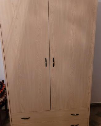 Armadio in truciolato color beige con doppia anta