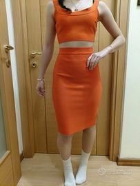 Tailleur C' est la Monique rosso elasticizzato 