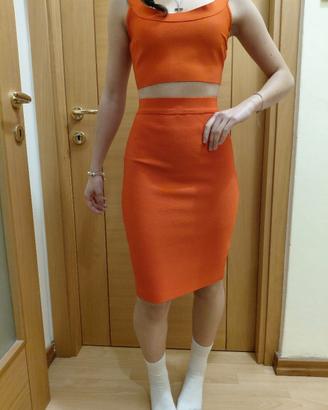 Tailleur C' est la Monique rosso elasticizzato 