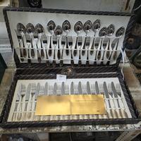 set posateria in acciaio e oro