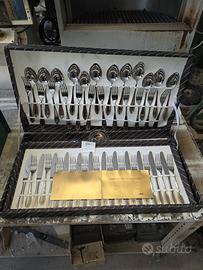 set posateria in acciaio e oro