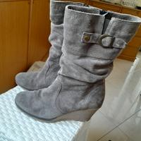 stivali scamosciati con zeppa