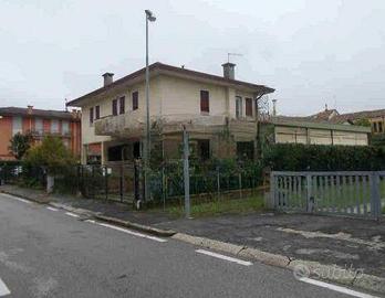 Immobile in asta di 609 m² con più di 5 locali a C