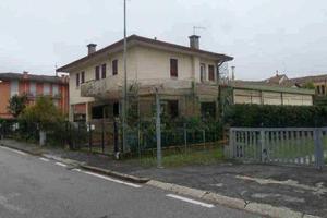 Immobile in asta di 609 m² con più di 5 locali a C