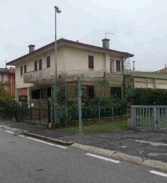Immobile in asta di 609 m² con più di 5 locali a C