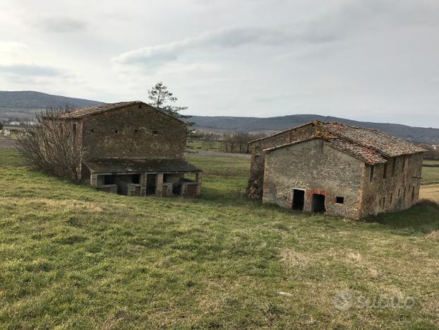 Casale in pietra e mattoni con annesso e terreno