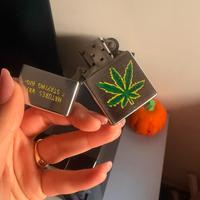 Accendino con foglia